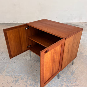 Kommode Teak mit Flügeltüren & neuen Chromfüßen von H. W. Klein für Bramin