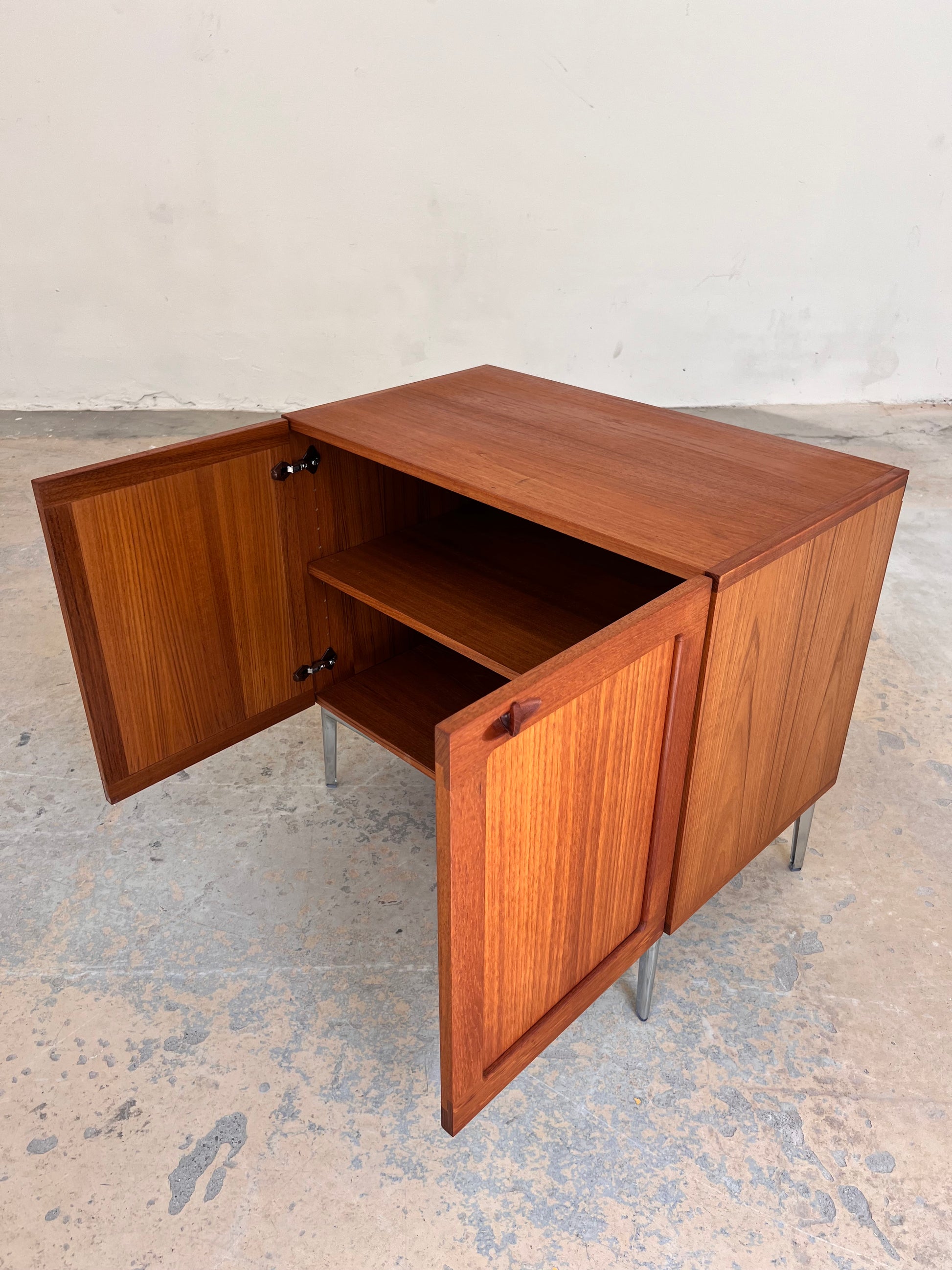 Kommode Teak mit Flügeltüren & neuen Chromfüßen von H. W. Klein für Bramin