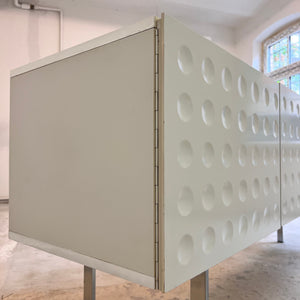 Sideboard weiß mit kreisförmigem Reliefmuster aus Belgien