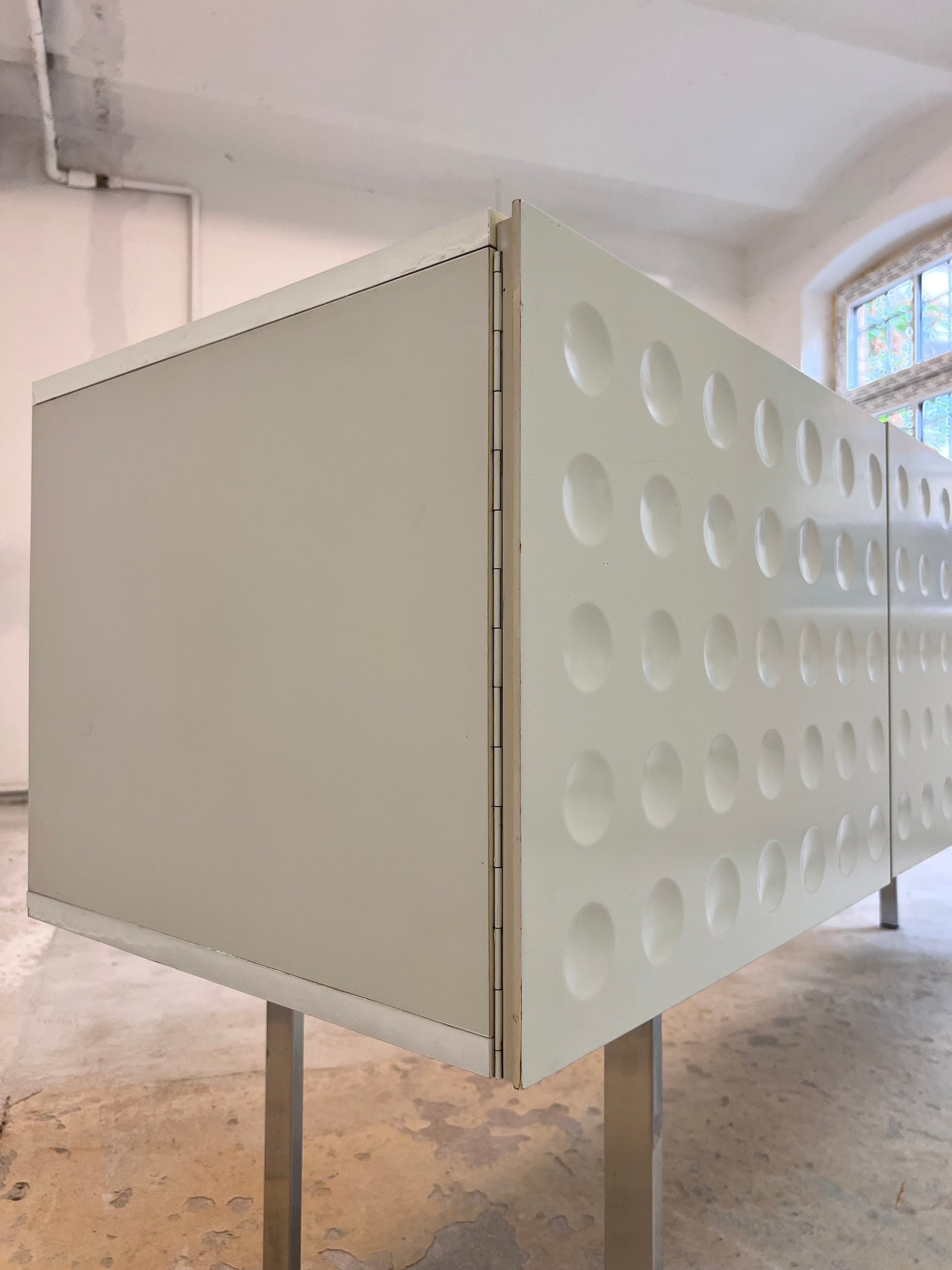 Sideboard weiß mit kreisförmigem Reliefmuster aus Belgien