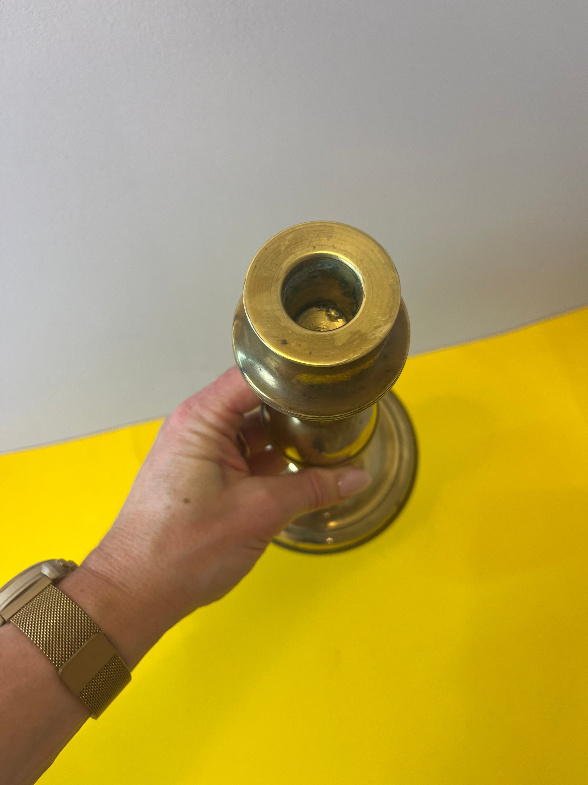 Hoher Kerzenständer aus Messing