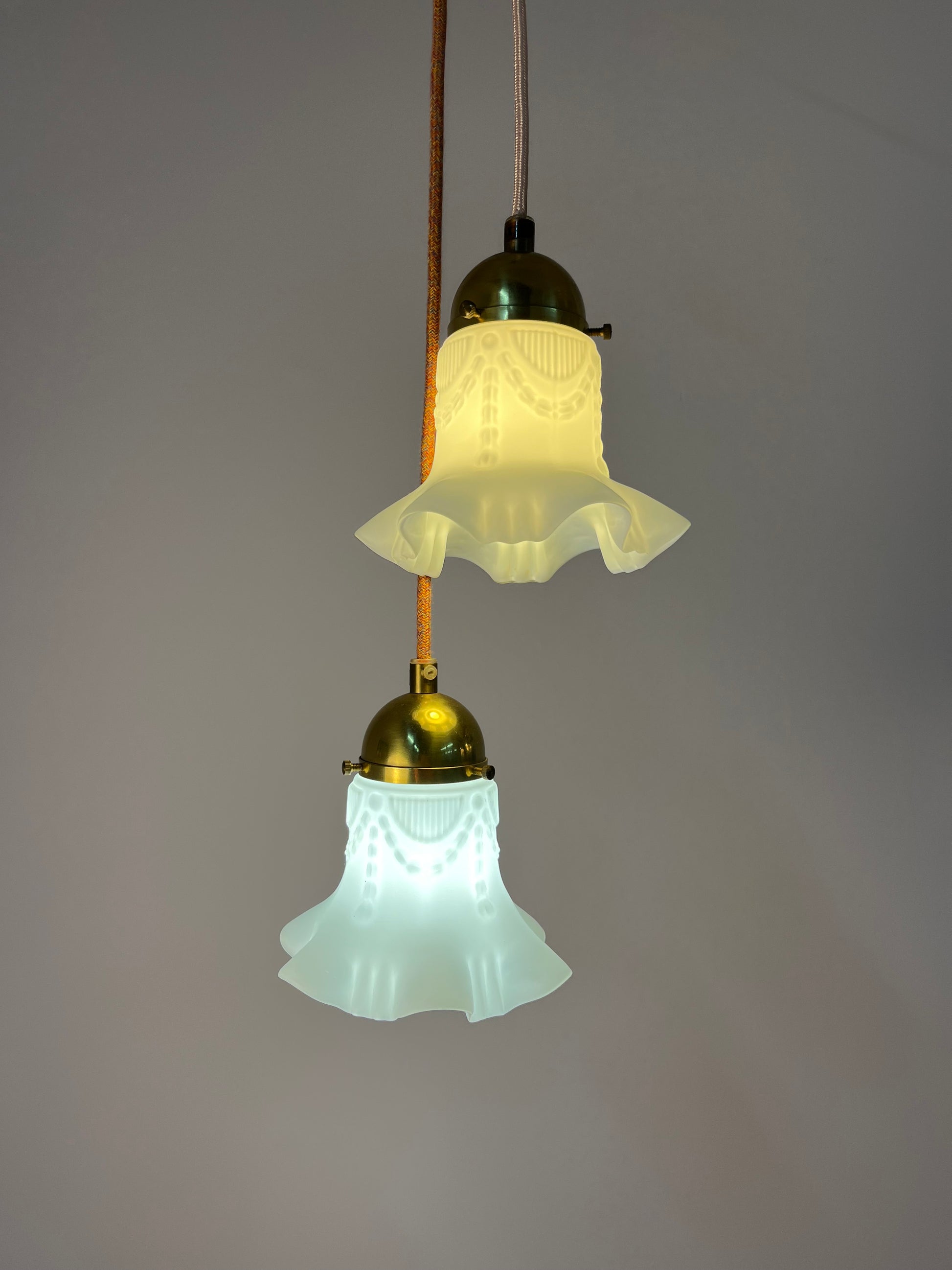Blumenlampe Milchglas Messing aus Dänemark