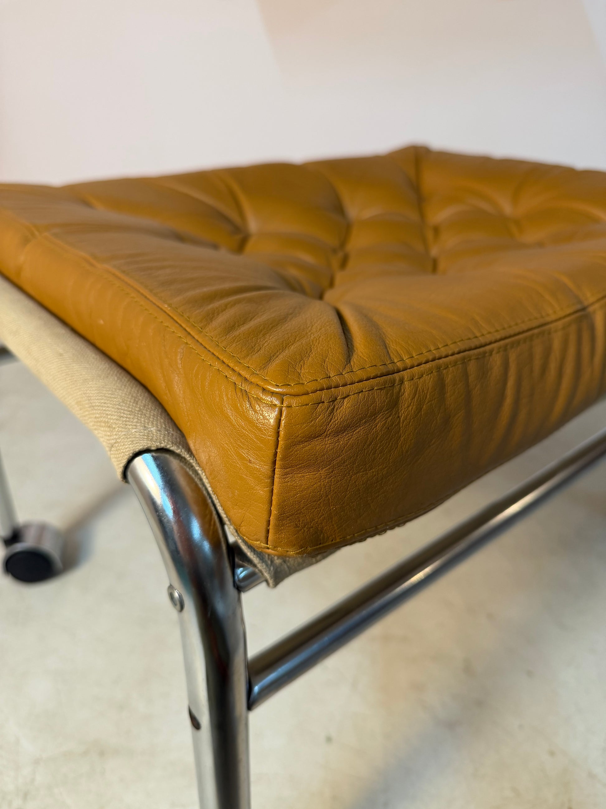 Hocker Modell Bore cognac Chrom von Noboru Nakamura für IKEA