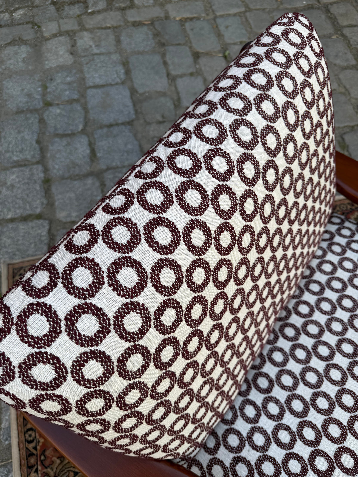 Sessel Mahagoni neu gepolstert mit aubergine Kreismuster