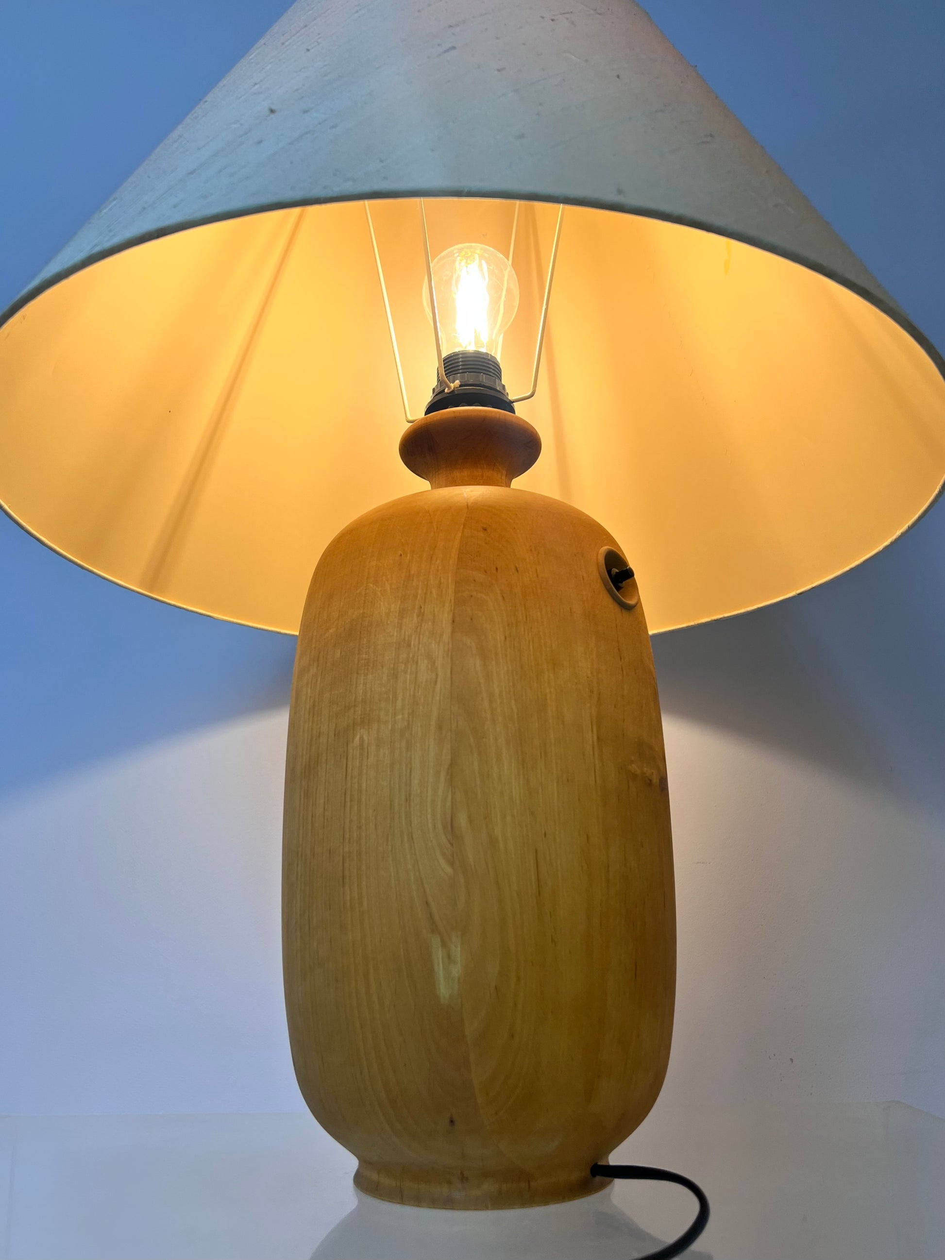 Tischlampe creme Massivholz von Dyrlund