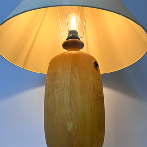 Tischlampe creme Massivholz von Dyrlund