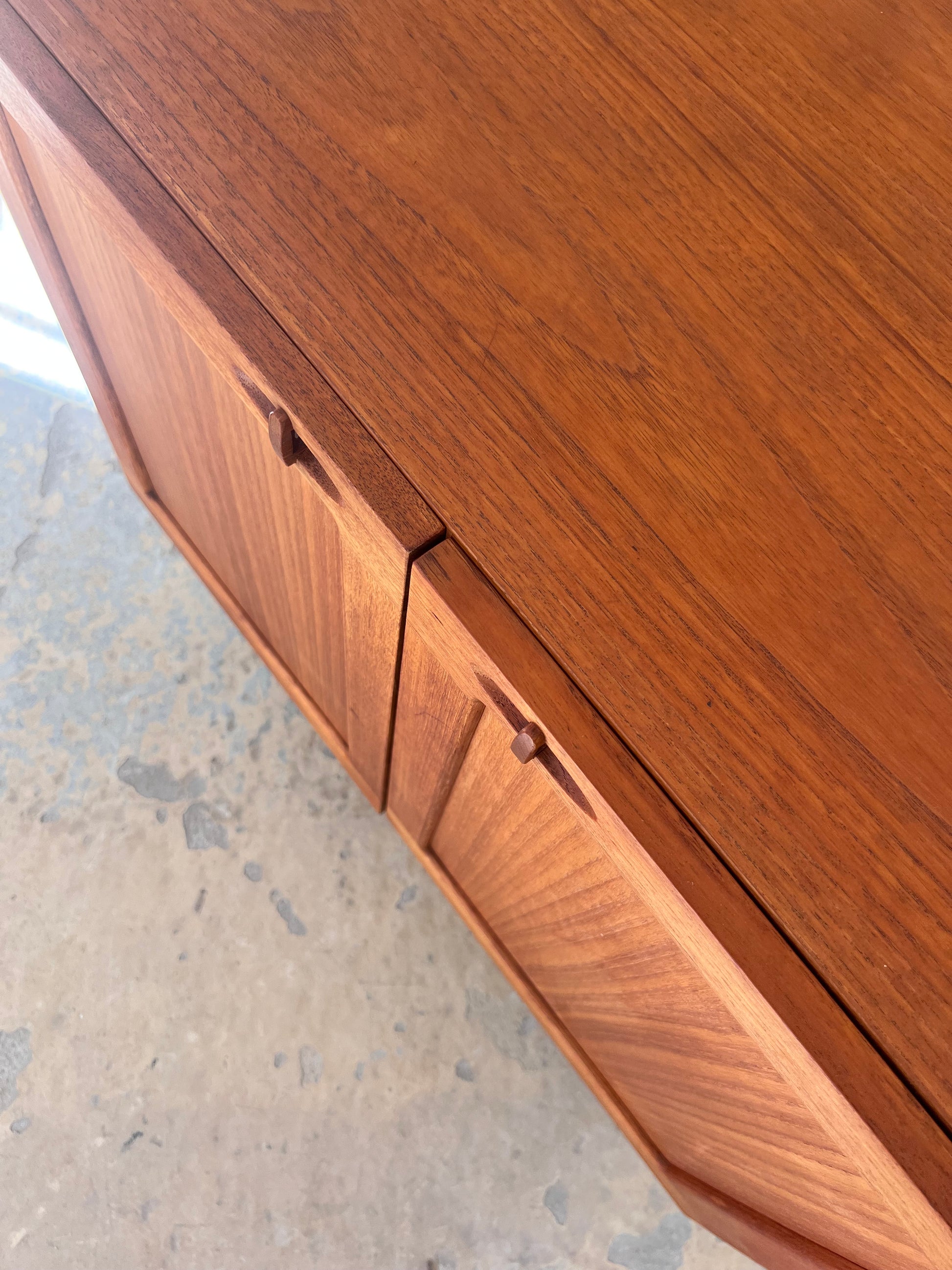 Kommode Teak mit Flügeltüren & neuen Chromfüßen von H. W. Klein