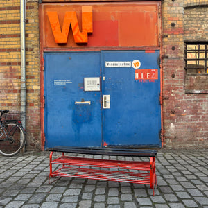 Bank mit Schuhablage orange schwarz aus Tschechien Industrial Design