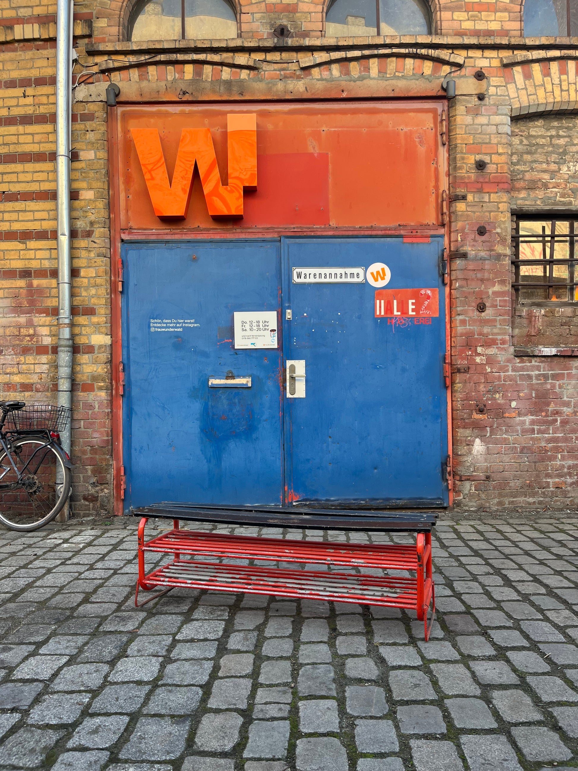 Bank mit Schuhablage orange schwarz aus Tschechien Industrial Design