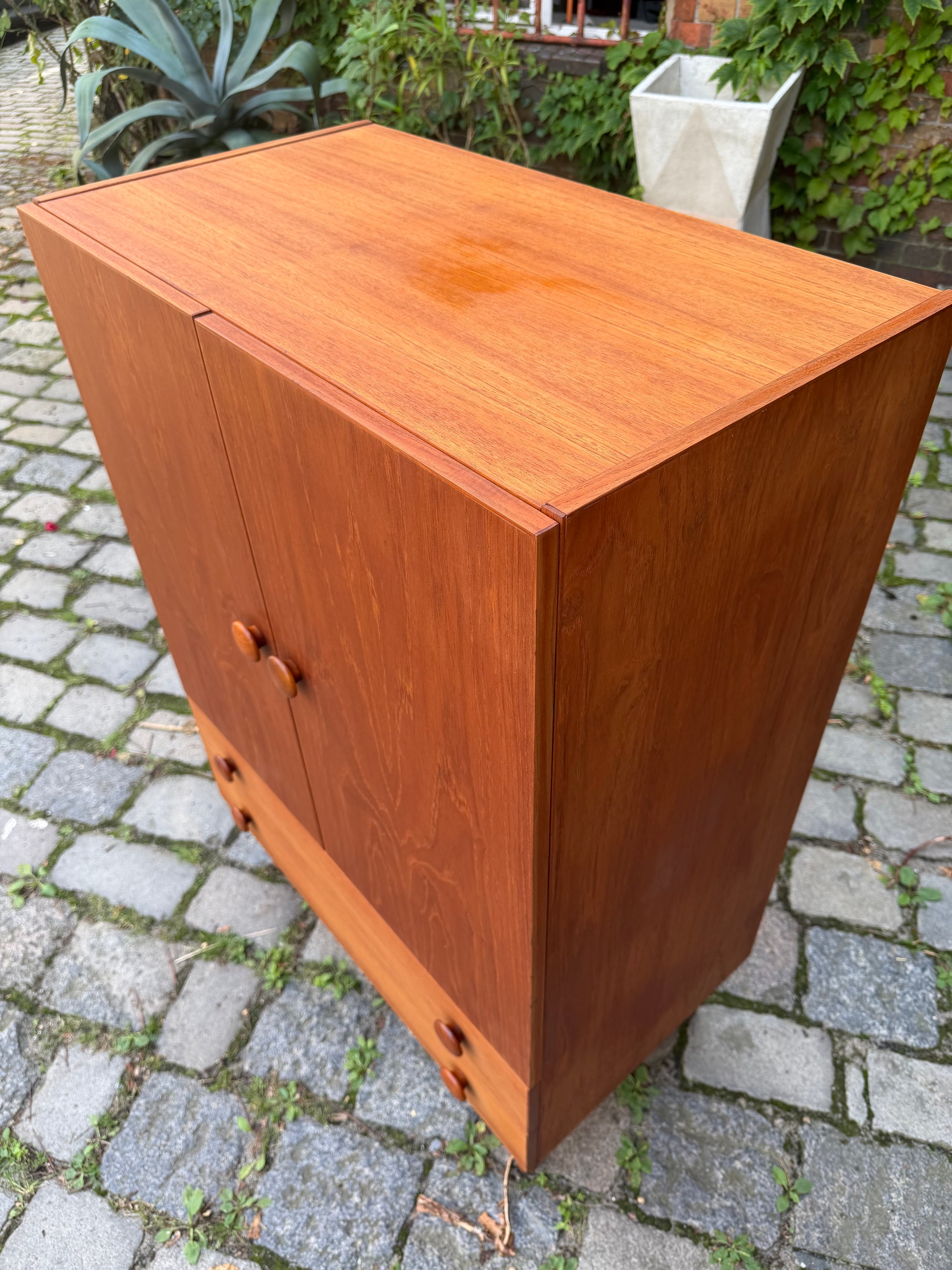 Schrank Teak mit runden Griffen aus Dänemark