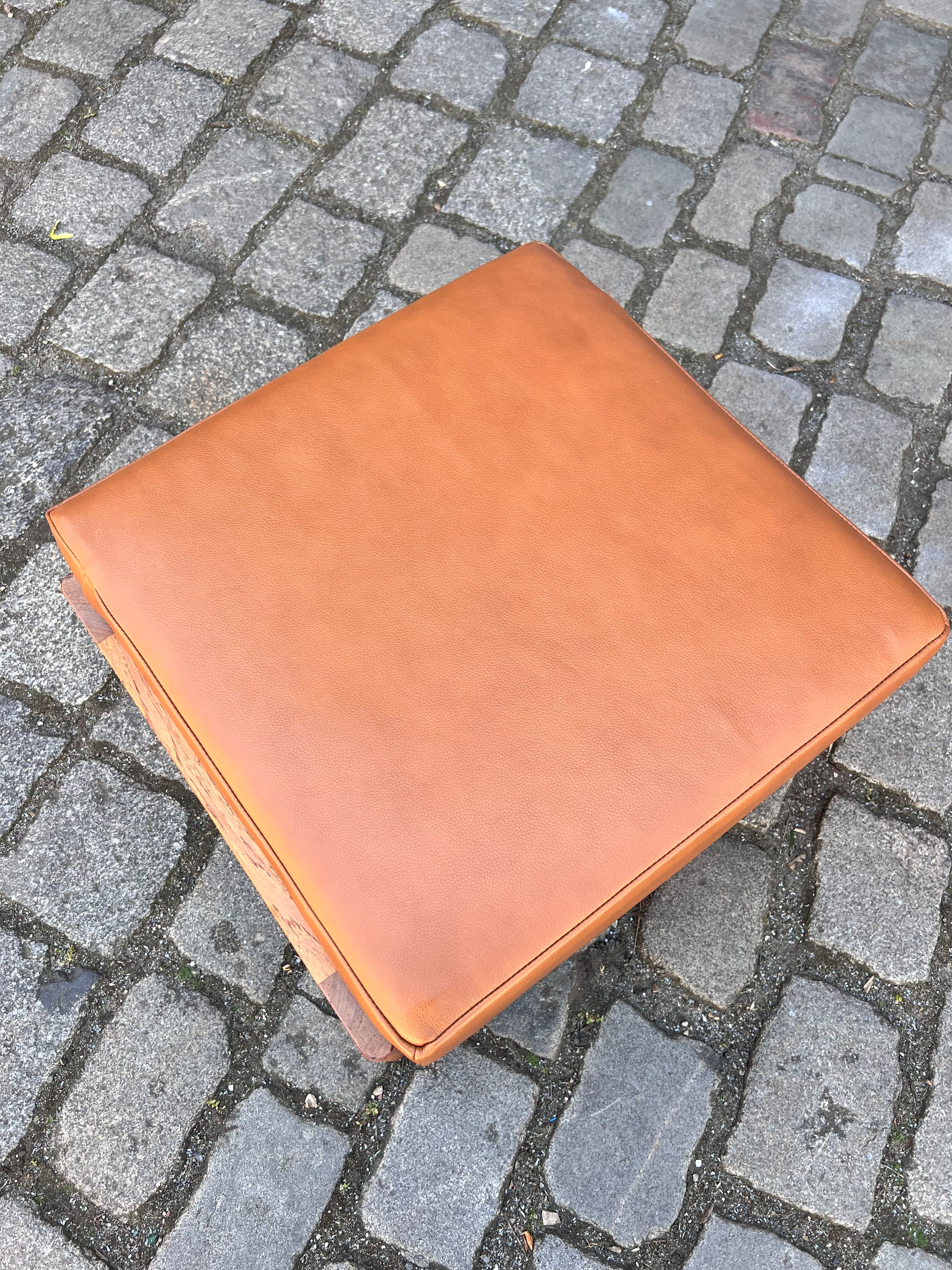 Hocker mit Lederkissen von Hans J. Wegner