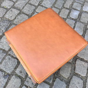 Hocker mit Lederkissen von Hans J. Wegner