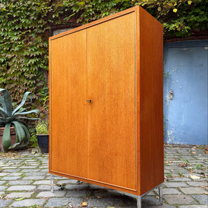 Schrank Teak mit neuen Chromfüßen