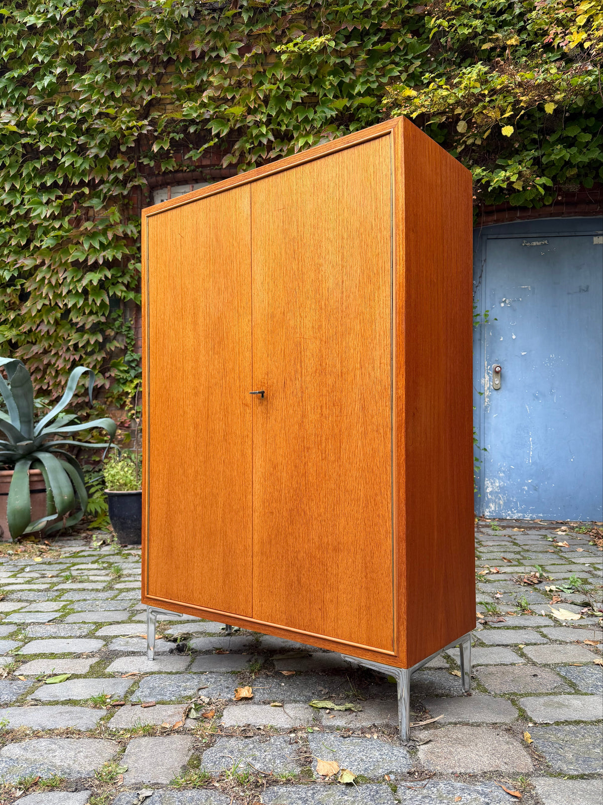 Schrank Teak mit neuen Chromfüßen