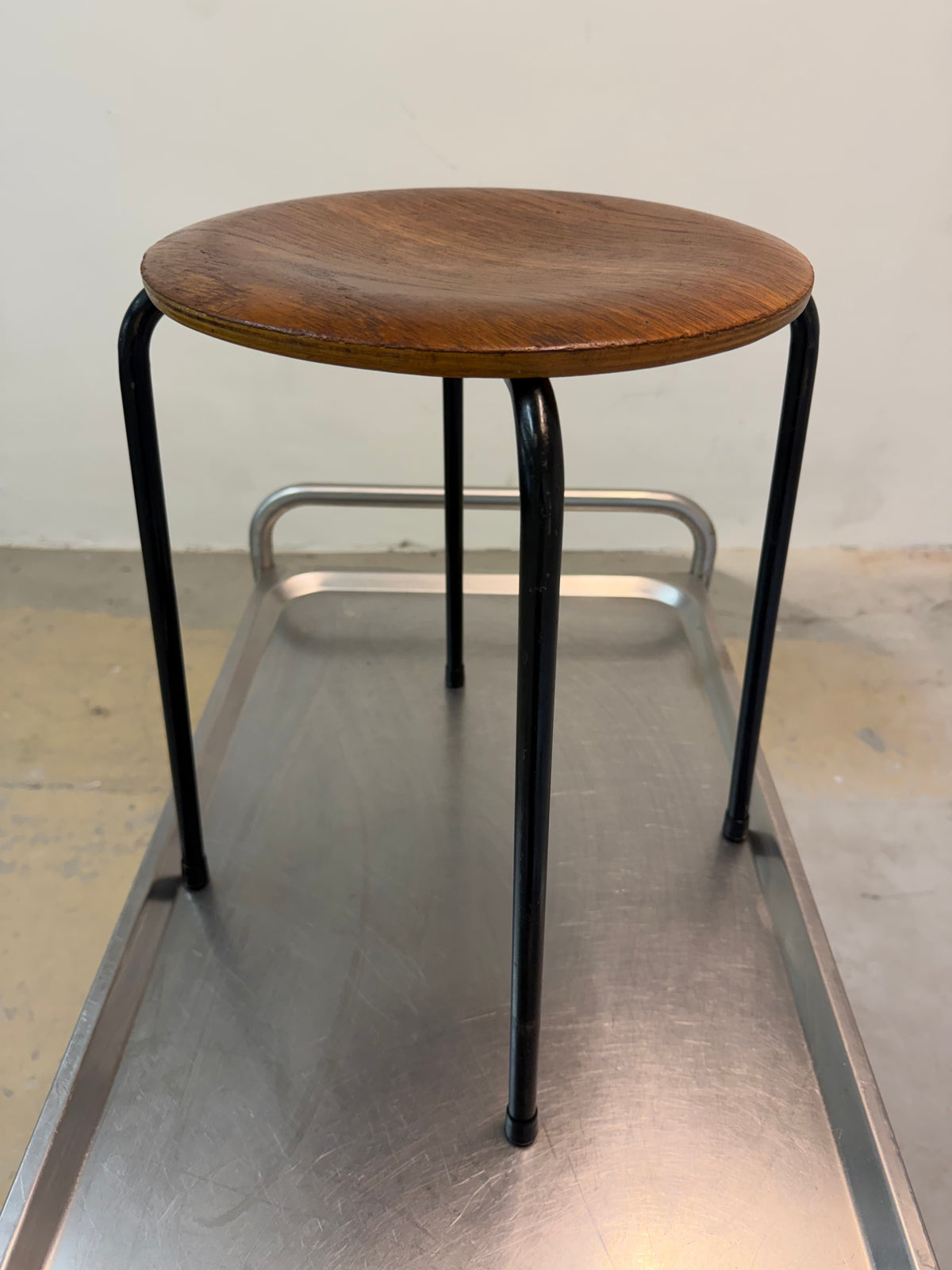 Dot Hocker schwarz Teak von Arne Jacobsen für Fritz Hansen