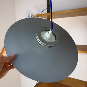 Lamellenlampe silbergrau mit marmoriertem Glasschirm aus Dänemark