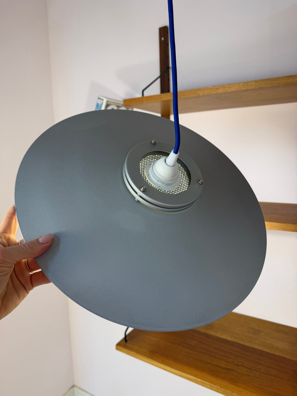 Lamellenlampe silbergrau mit marmoriertem Glasschirm aus Dänemark