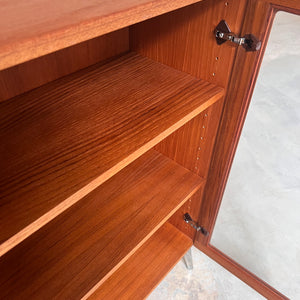 Vitrinenschrank Teak mit neuen Chromfüßen von H.W.Klein für Bramin