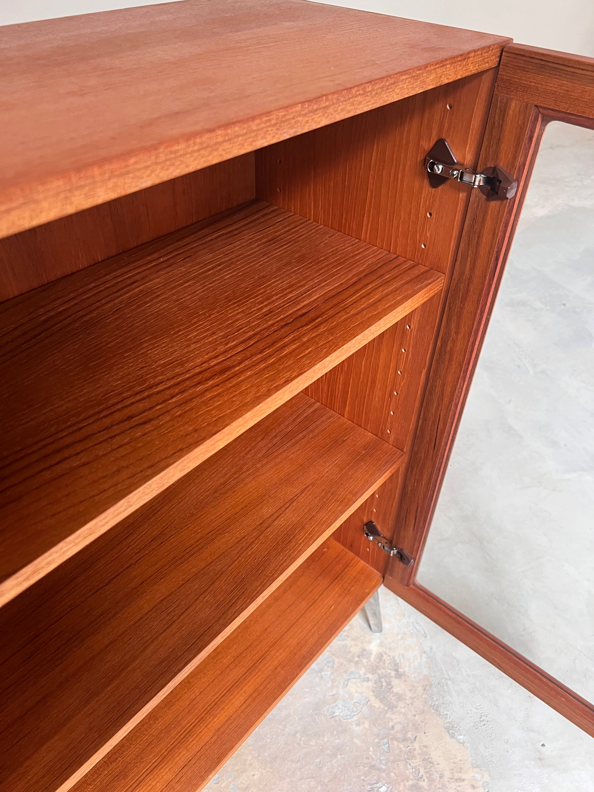 Vitrinenschrank Teak mit neuen Chromfüßen von H.W.Klein für Bramin