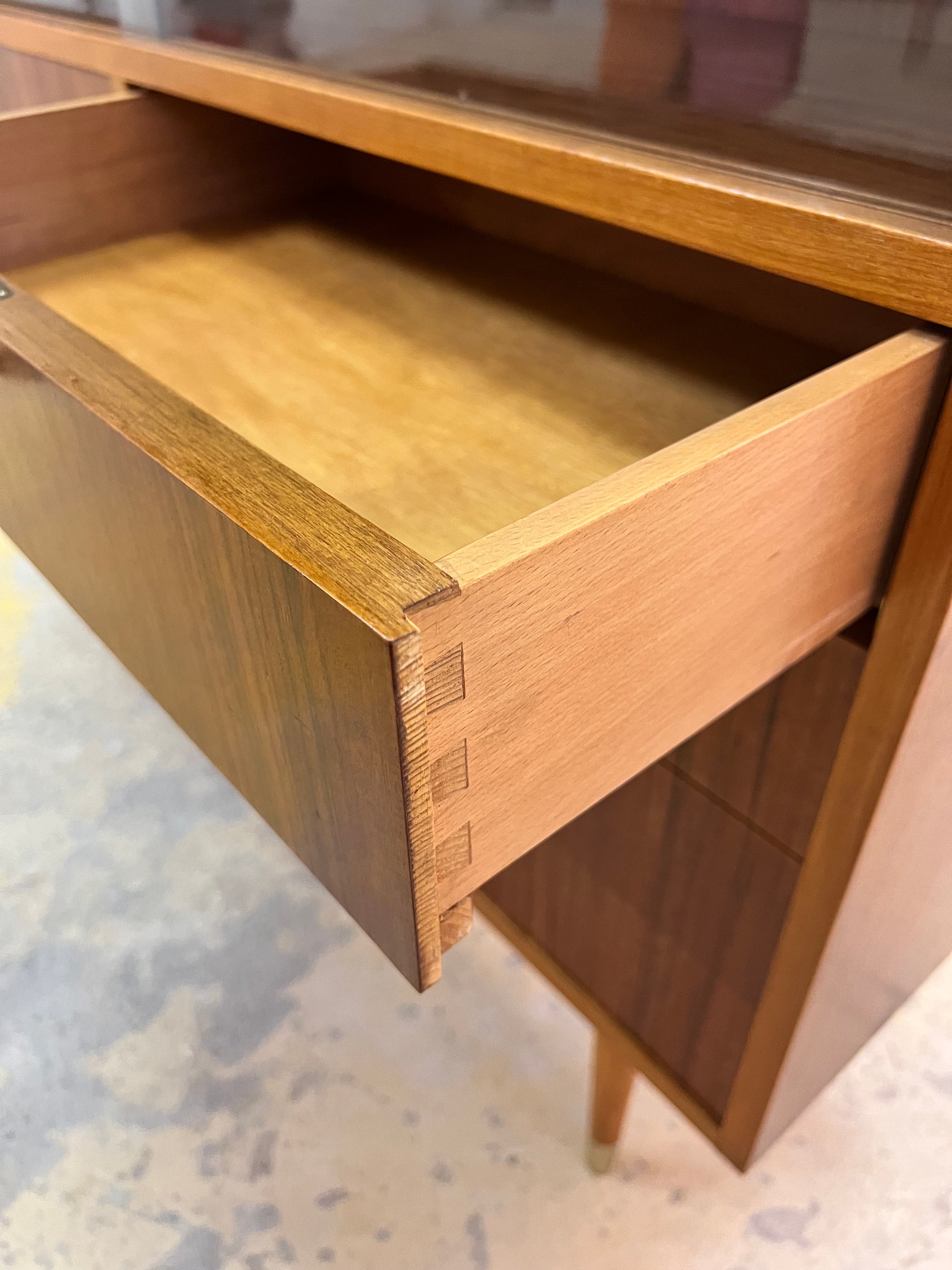 Vitrinenschrank Nussbaum von Deutsche Werkstätten Hellerau