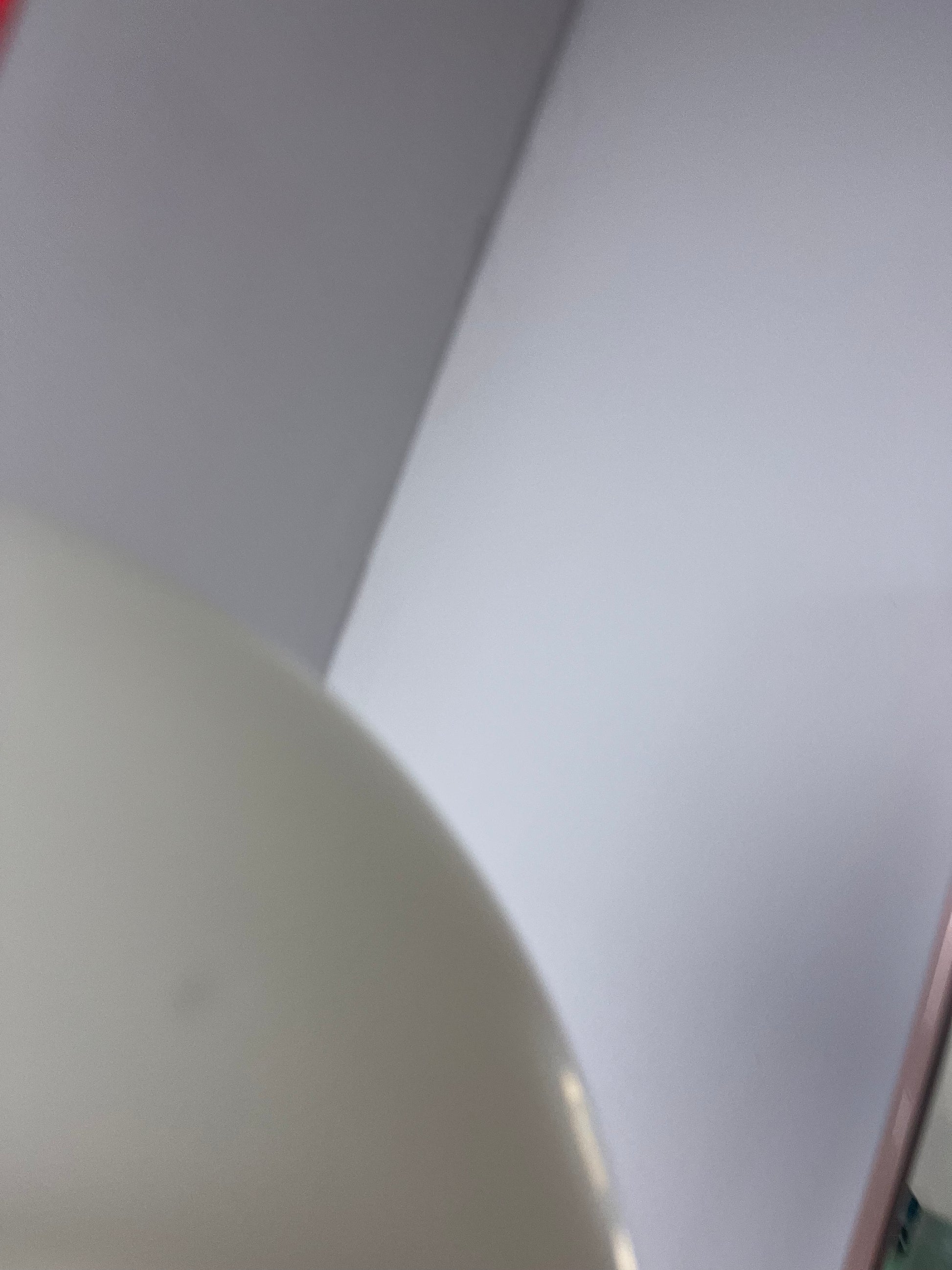 Hängelampe weiß mit rotem Abschluss