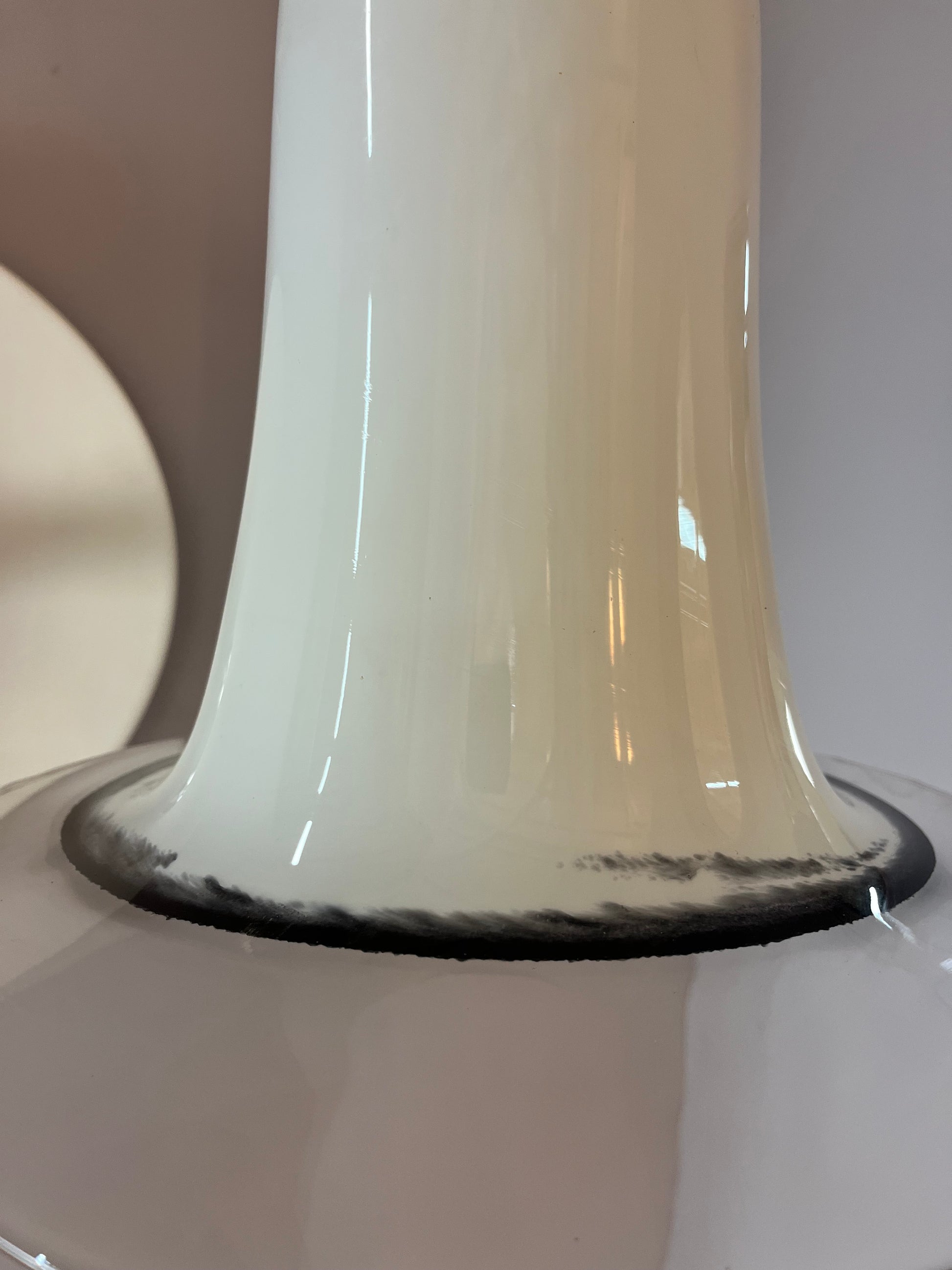 Trompetenlampe schwarz weiß Glas von Peill & Putzler