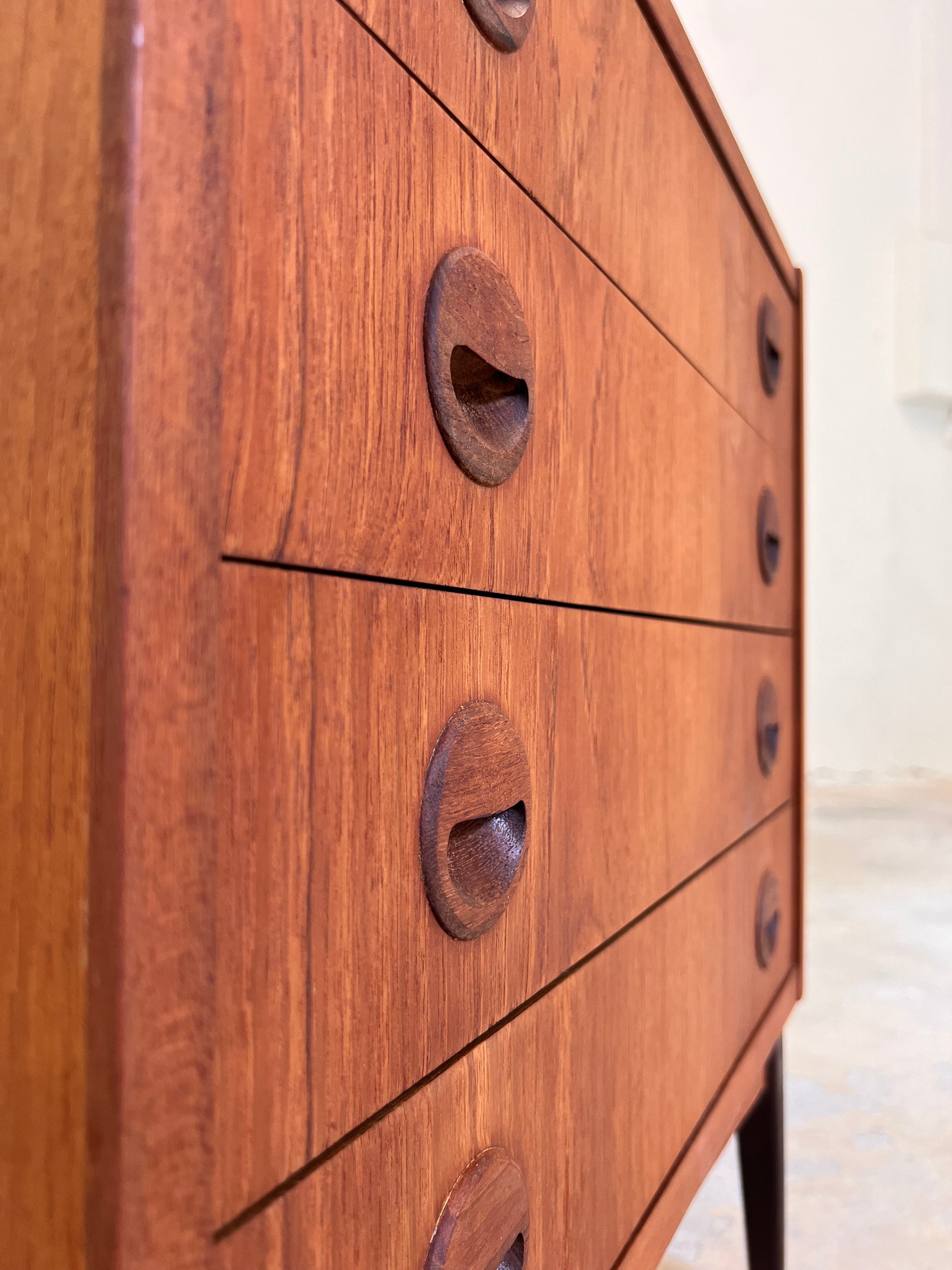 Kommode Teak mit runden Griffmulden aus Dänemark