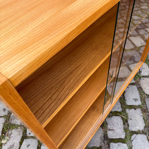 Vitrine Esche mit neuen Chromfüßen von Hellerau