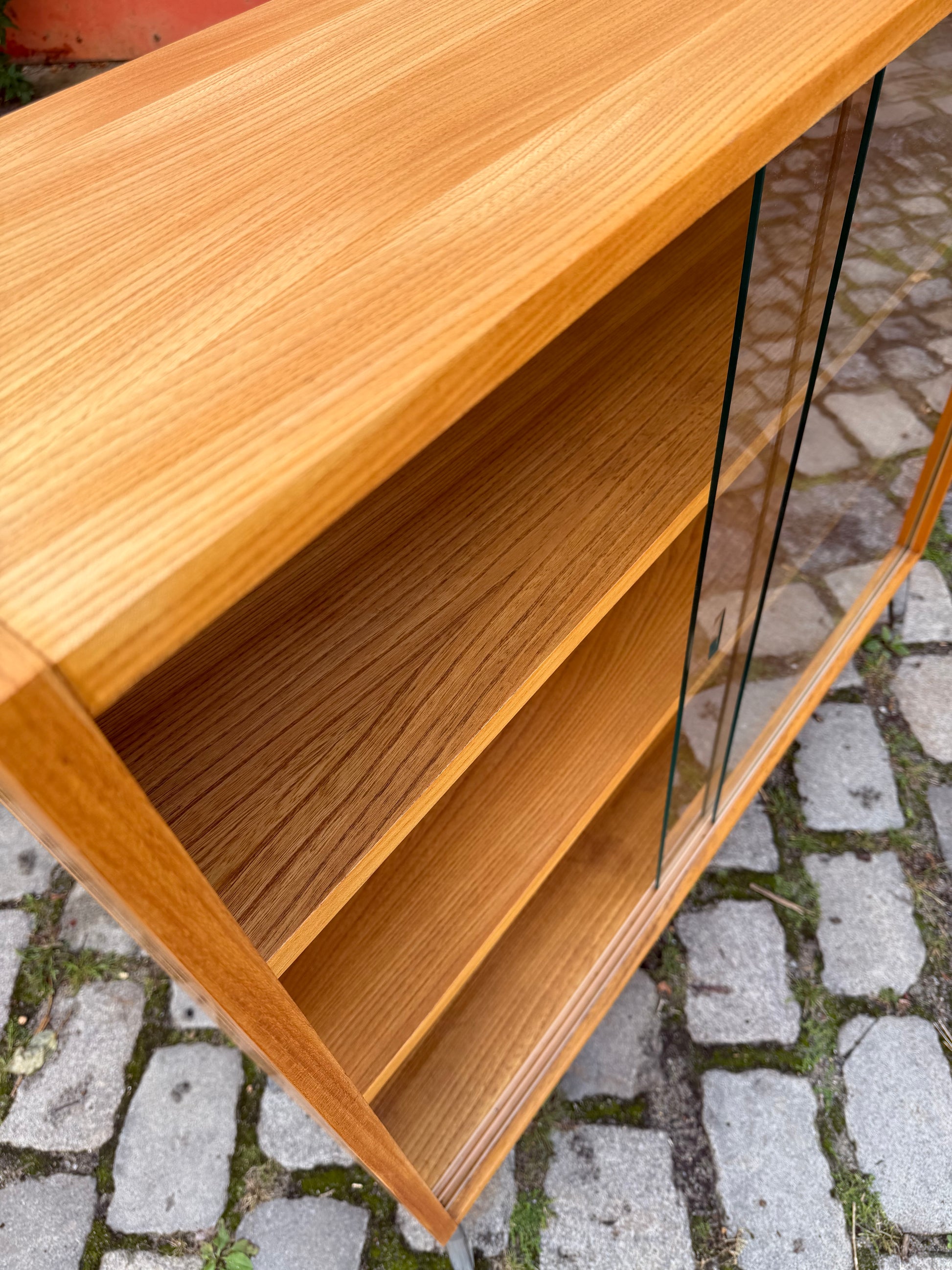 Vitrine Esche mit neuen Chromfüßen von Hellerau