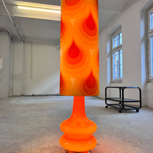 Stehlampe orange mit leuchtendem Glasfuß und 70er Schirm von Pako