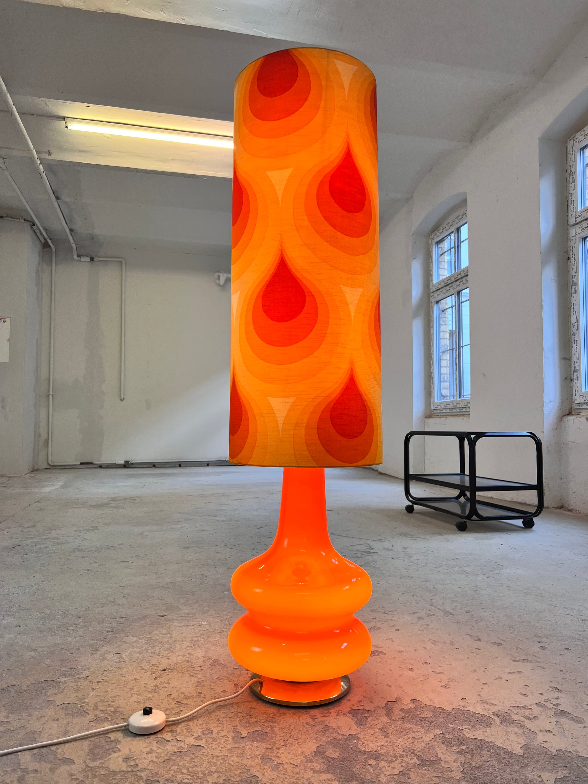 Stehlampe orange mit leuchtendem Glasfuß und 70er Schirm von Pako