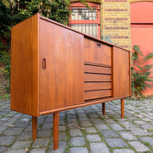 Highboard Teak mit Klappfach & Schiebetüren auf Dänemark