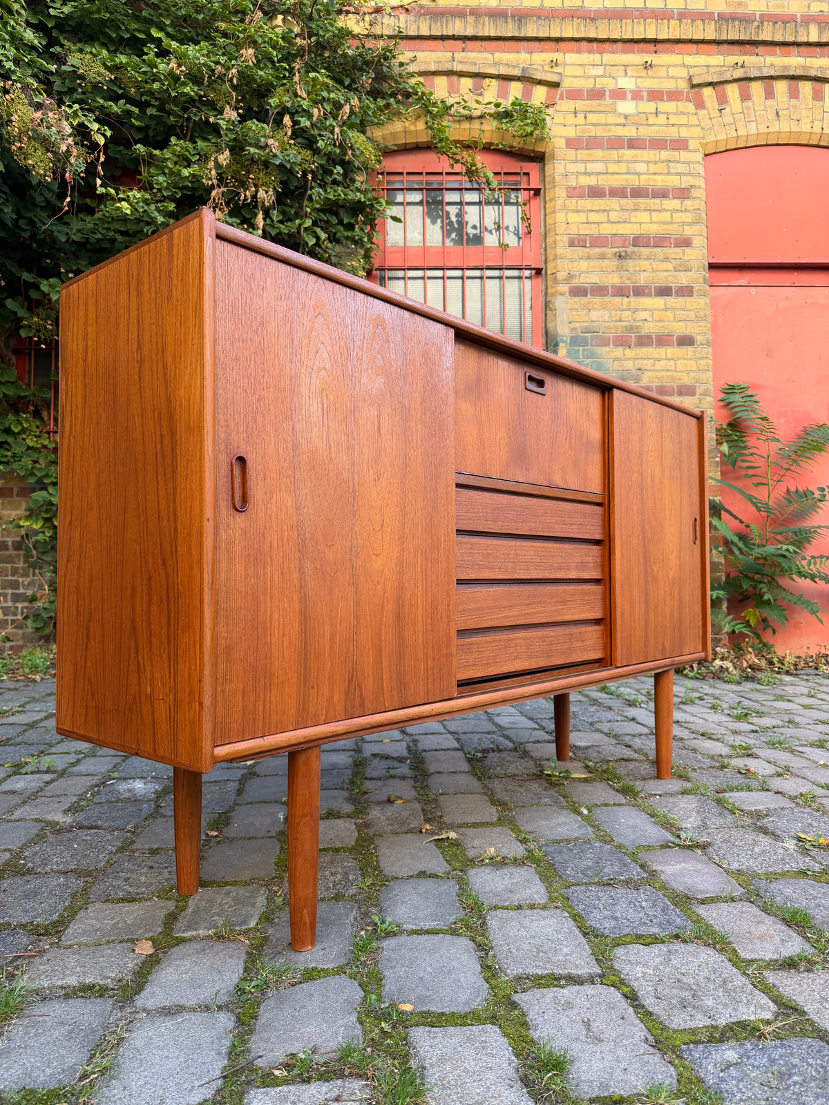Highboard Teak mit Klappfach & Schiebetüren auf Dänemark