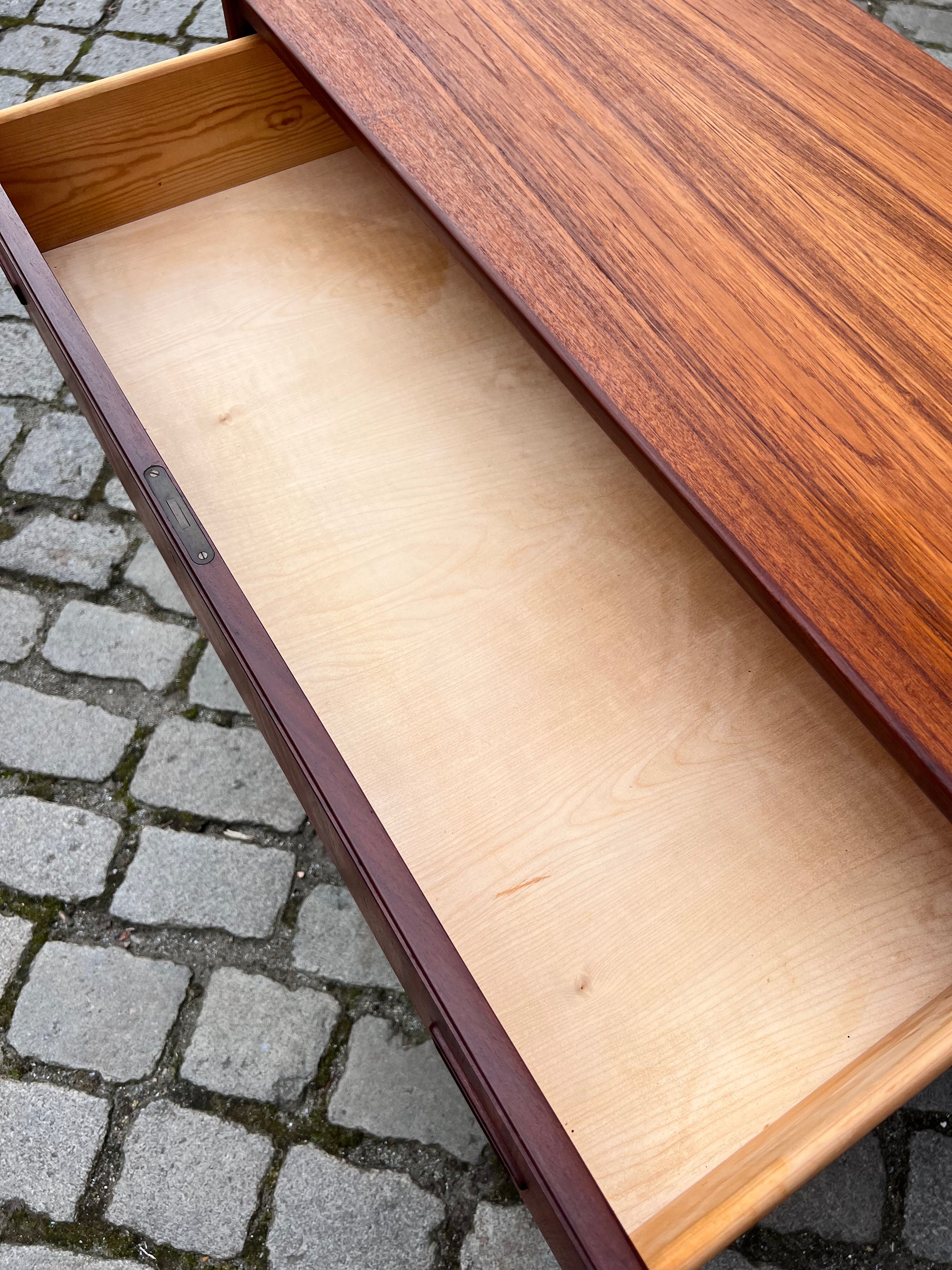 Flache Kommode Teak aus Dänemark