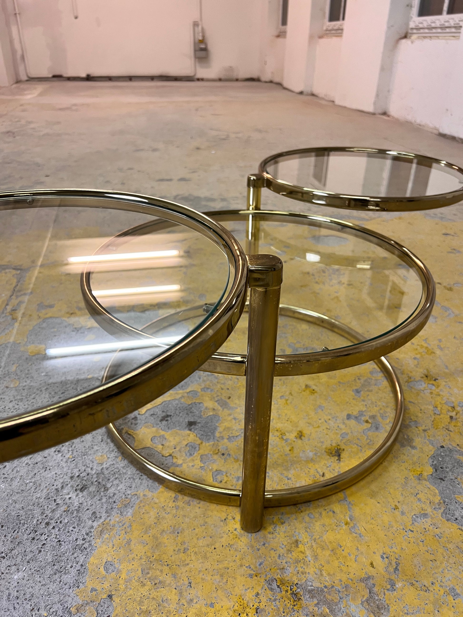 Runder Couchtisch Messing Glas mit drehbaren Tischplatten