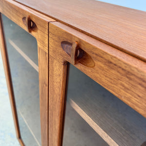Vitrinenschrank Teak mit neuen Chromfüßen von H.W.Klein für Bramin