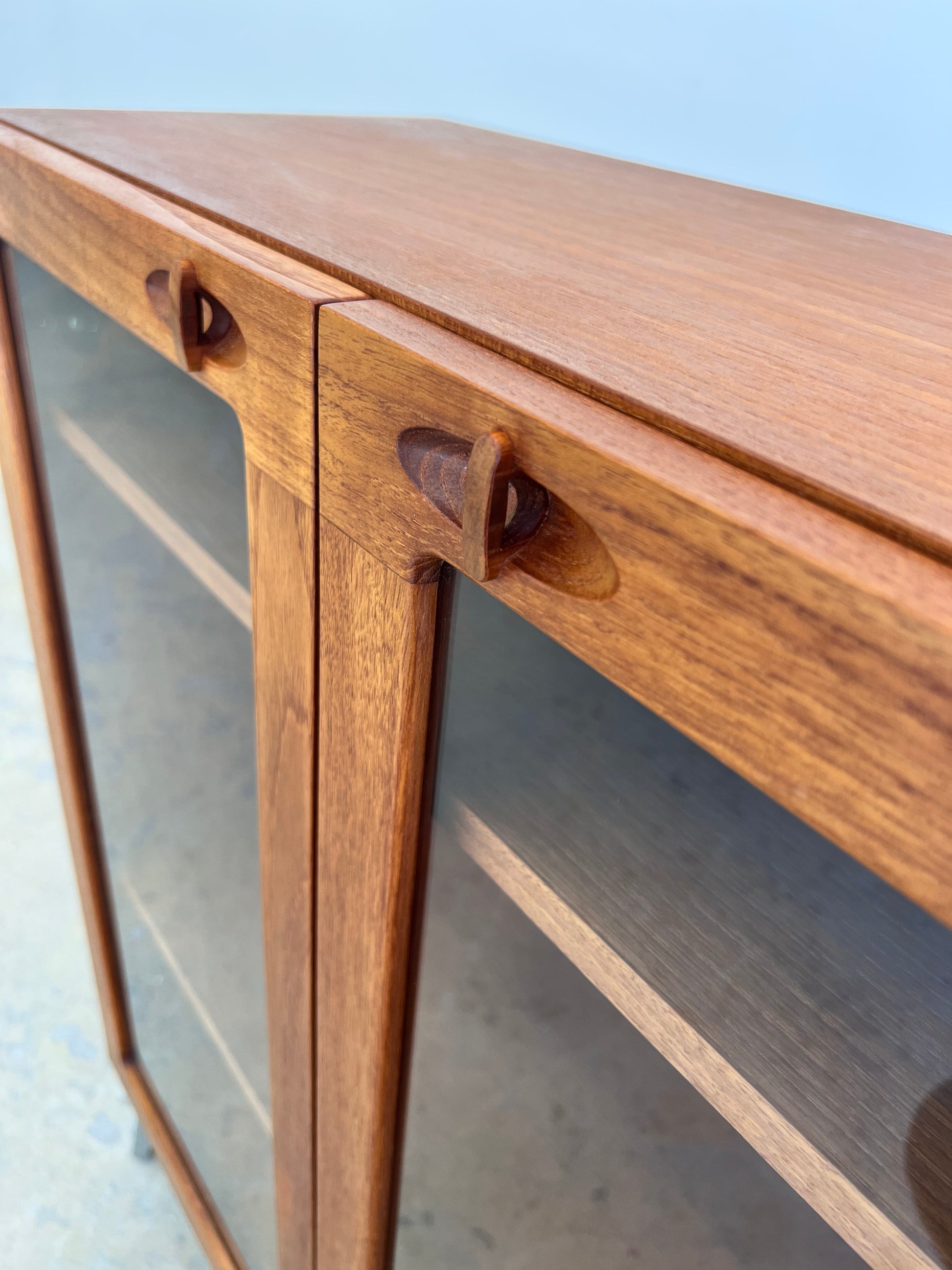 Vitrinenschrank Teak mit neuen Chromfüßen von H.W.Klein für Bramin