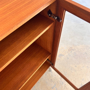 Vitrinenschrank Teak mit neuen Chromfüßen von H.W.Klein für Bramin