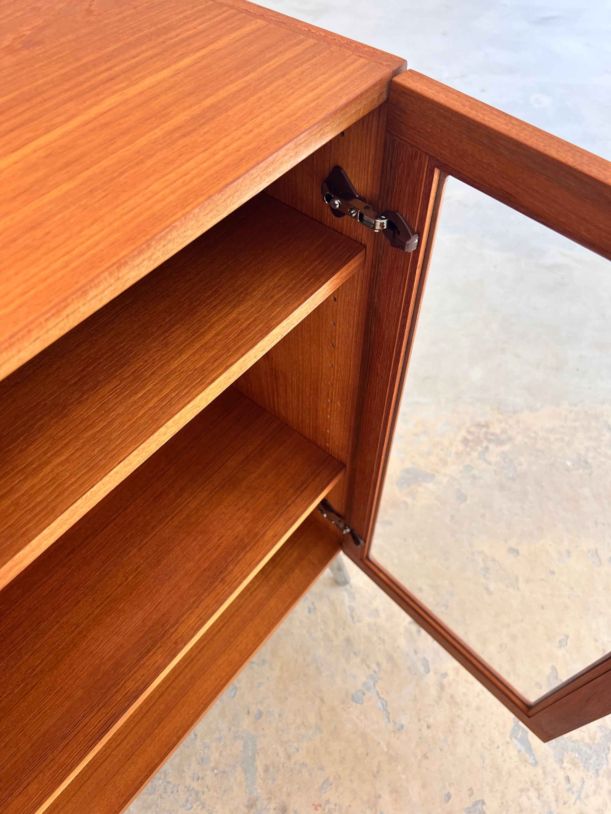 Vitrinenschrank Teak mit neuen Chromfüßen von H.W.Klein für Bramin