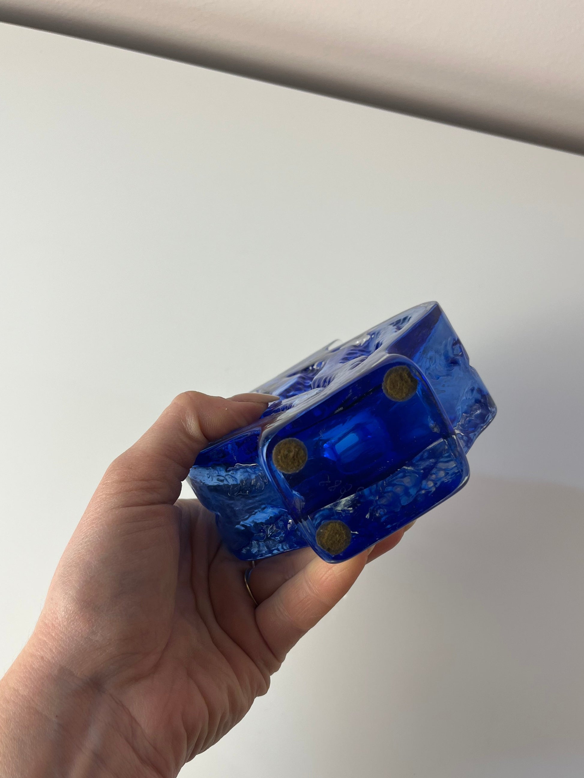 Vase blau mit Gravur von Ingrid Glas