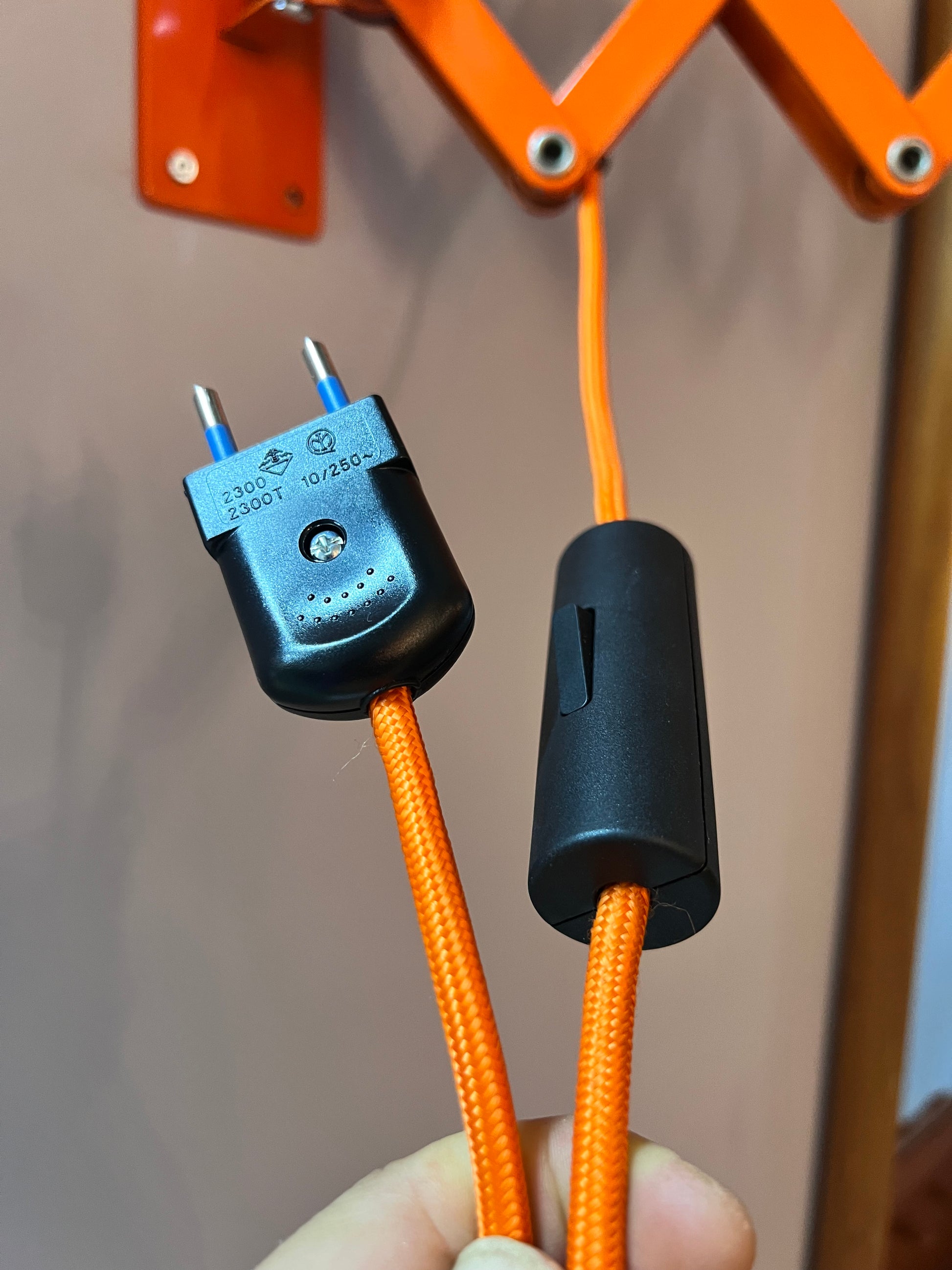 Wandlampe orange von Hustadt Scherenlampe