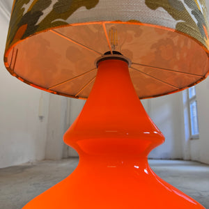 Stehlampe orange mit leuchtendem Glasfuß und 70er Schirm