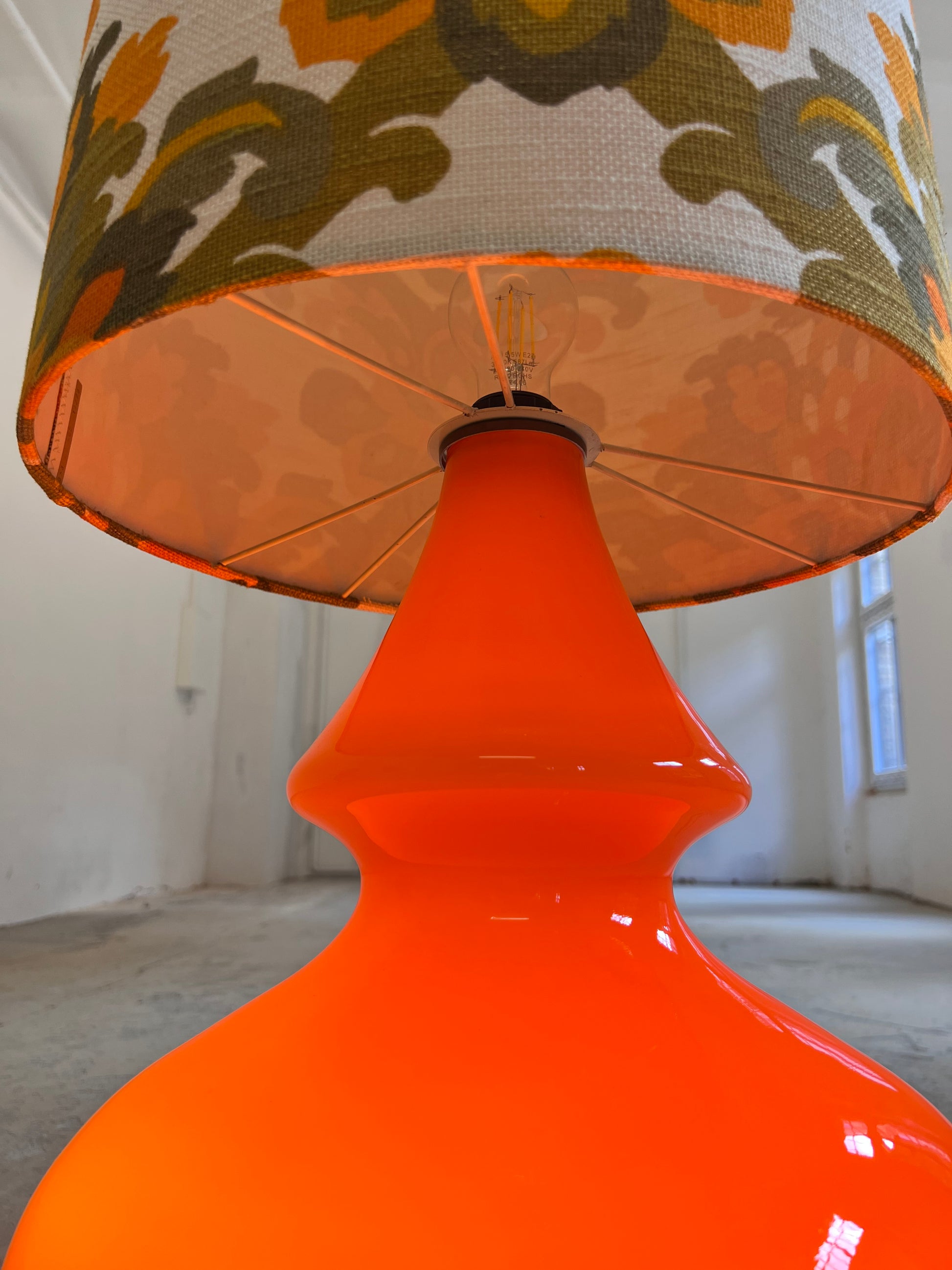 Stehlampe orange mit leuchtendem Glasfuß und 70er Schirm