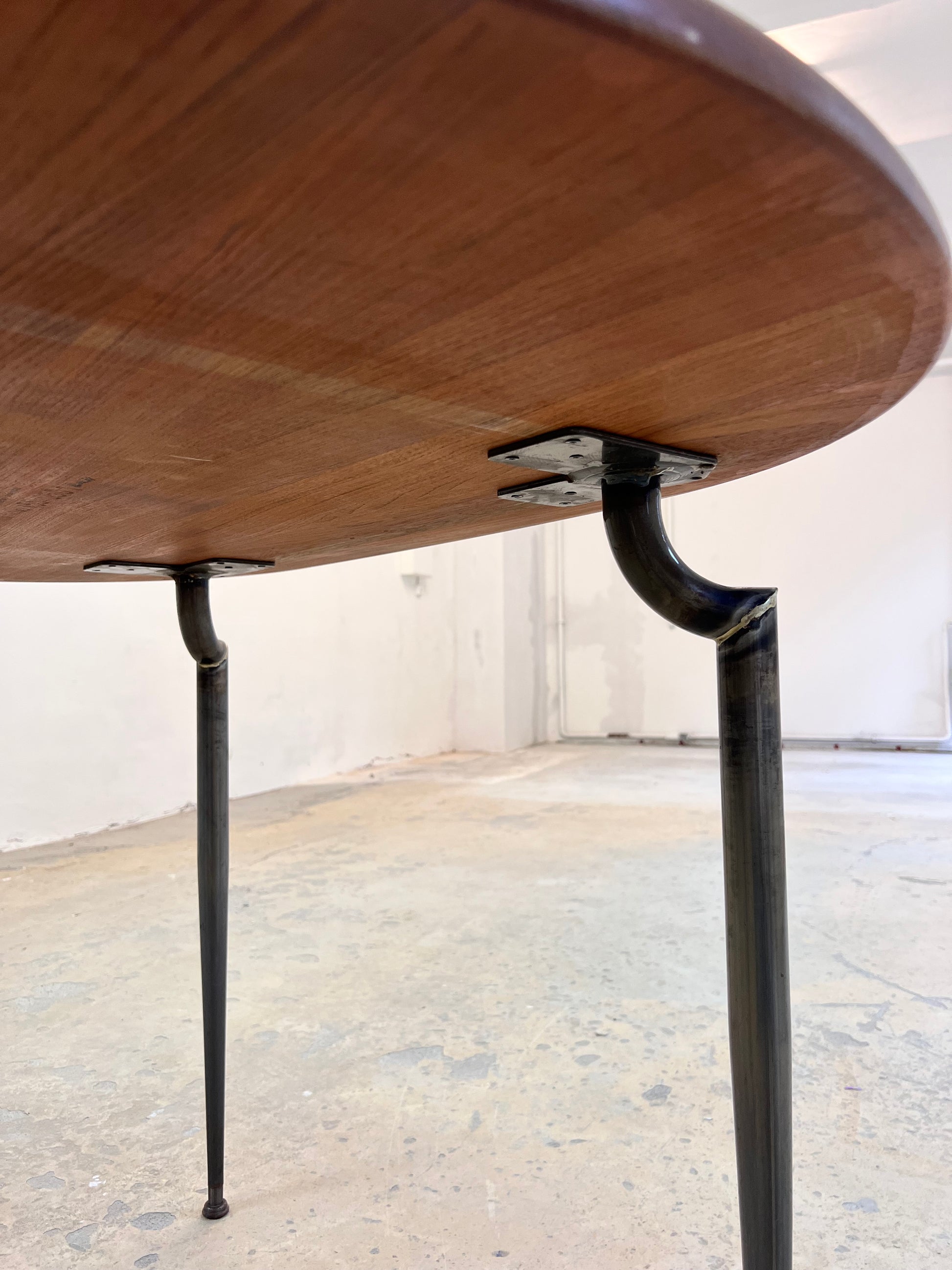 Esstisch Teak mit Metallbeinen von Niels Bach