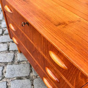 Kleine Kommode mit Muschelgriffen & Schloss aus Dänemark