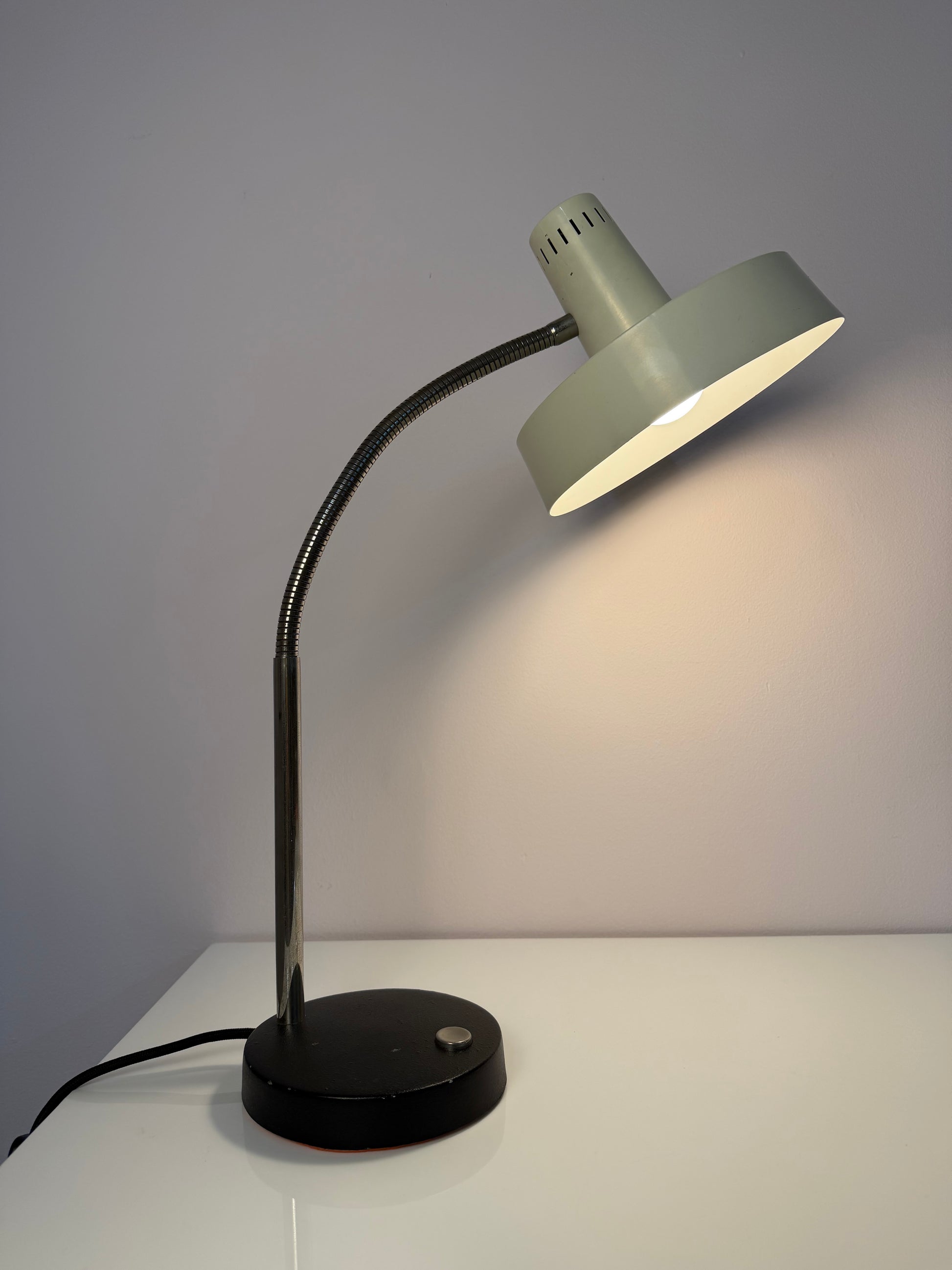Schreibtischlampe altweiß mit beweglichem Arm