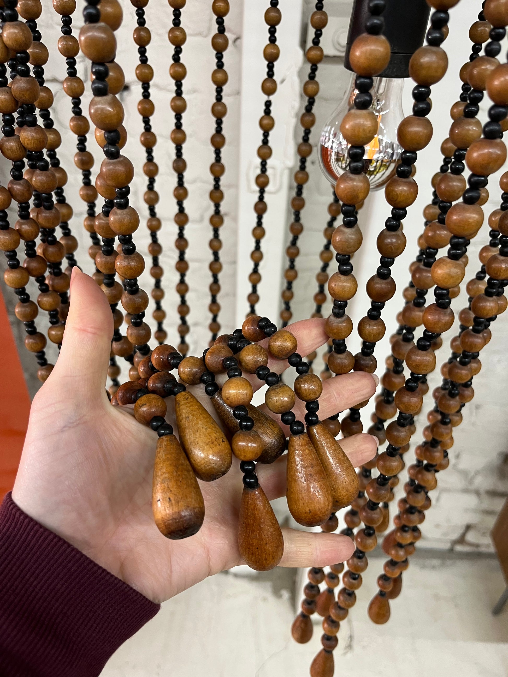 Kaskadenleuchte Modell 887 mit Holzperlen von Temde