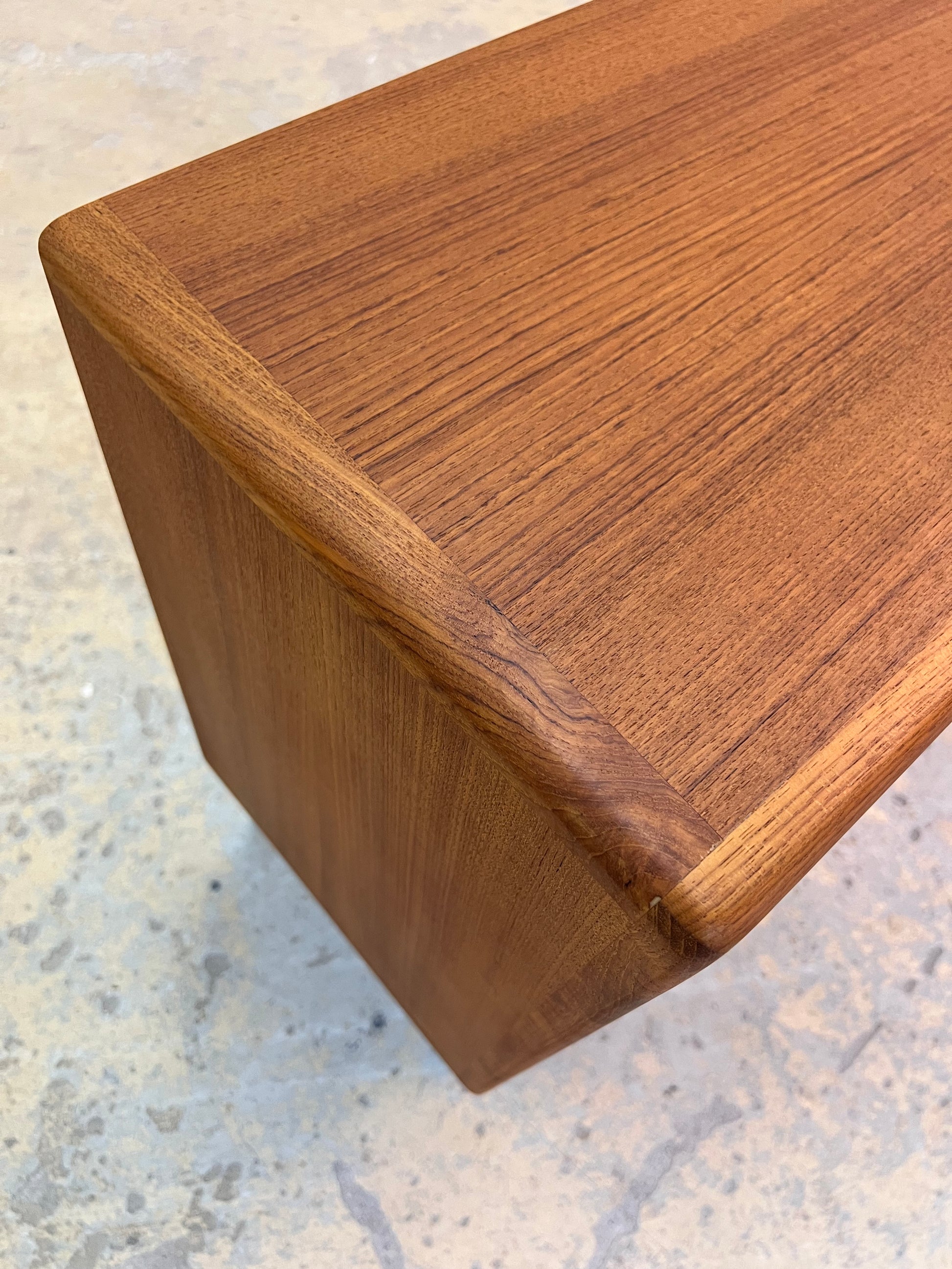 Sideboard Vitrine Teak mit Chromfüßen von Dyrlund