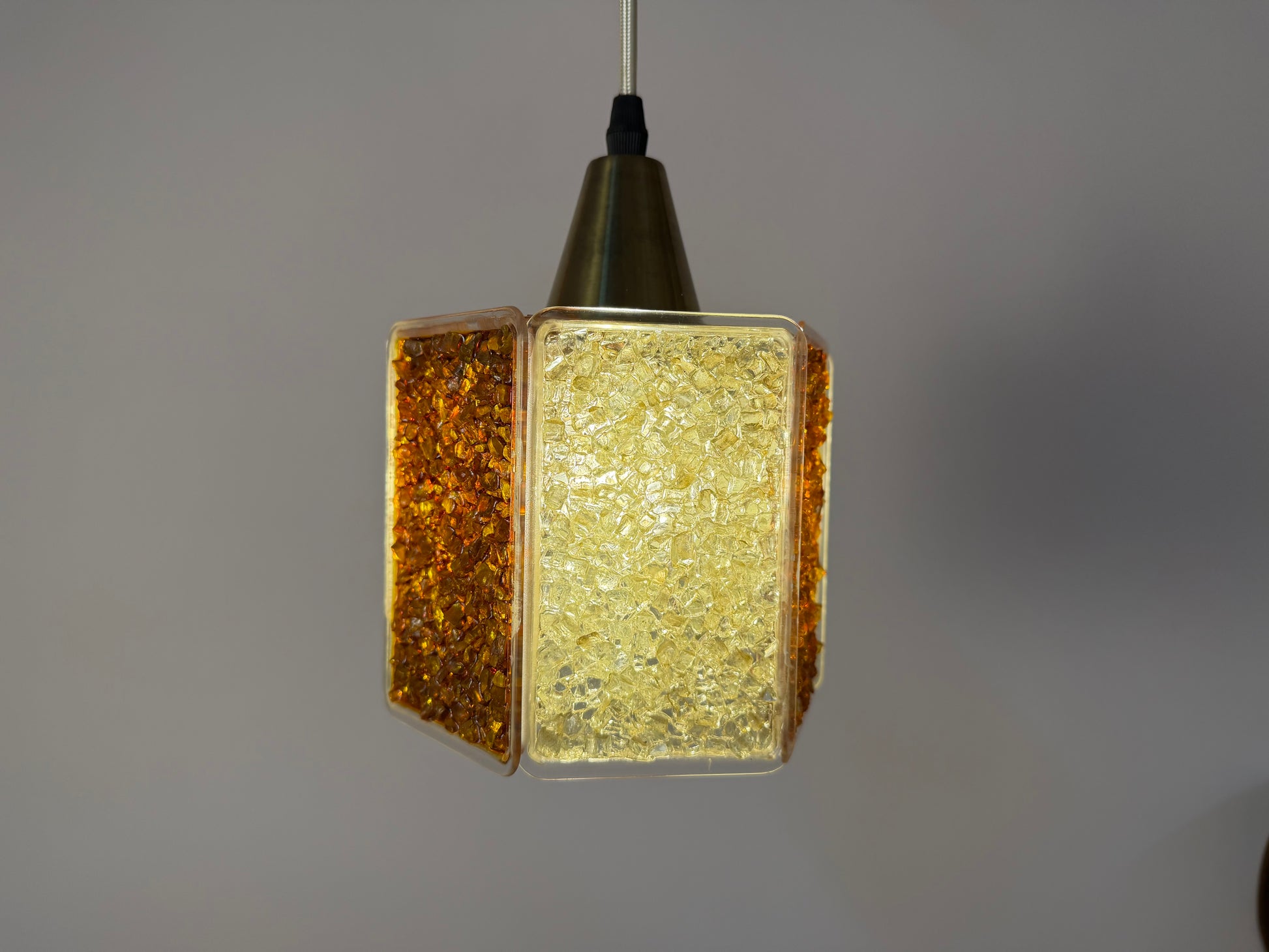 Hängelampe Hexagon braun weiß Acrylglas in Granitoptik von Roland Konst