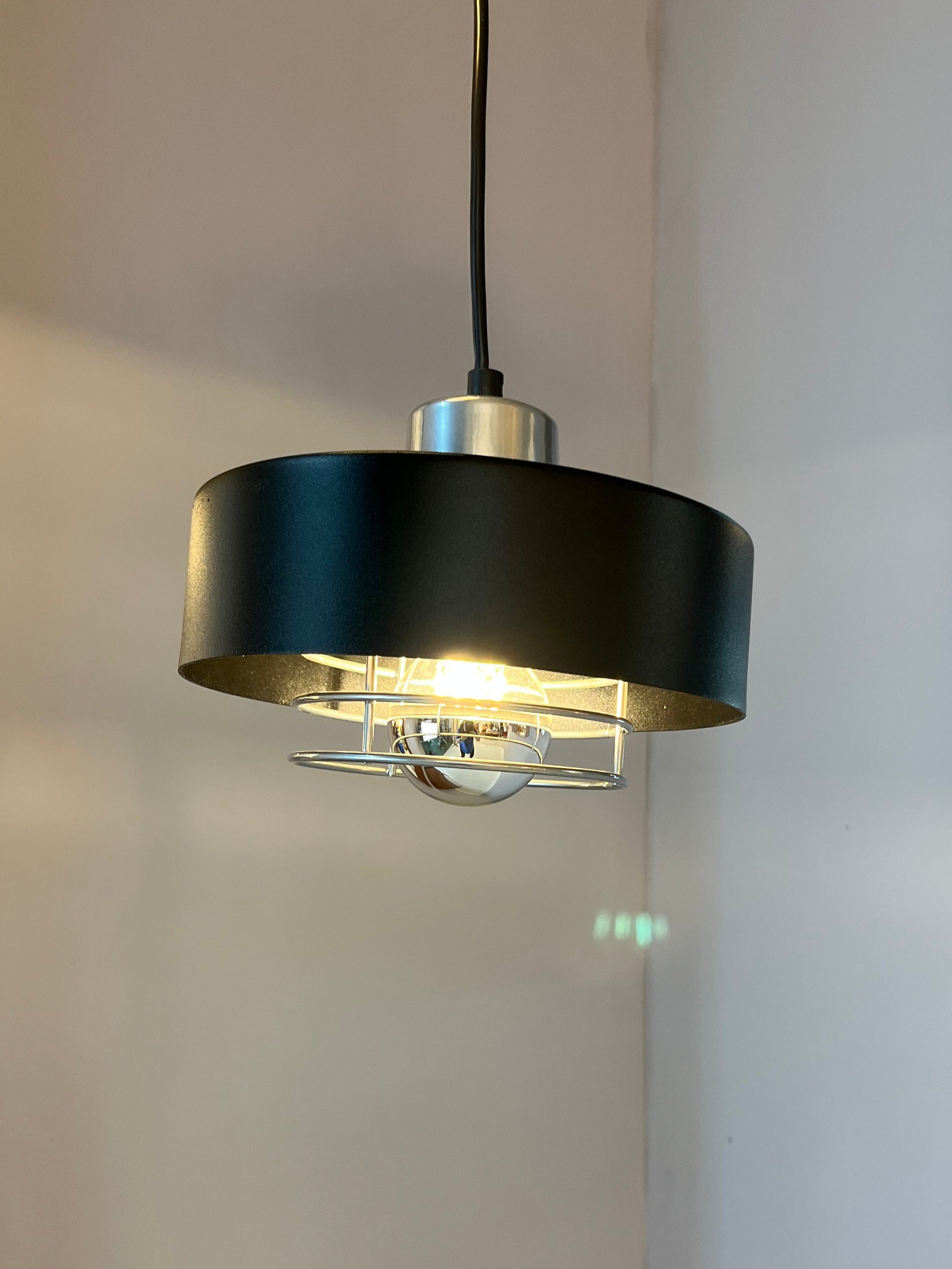 Hängelampe schwarz Chrom mit Gitter